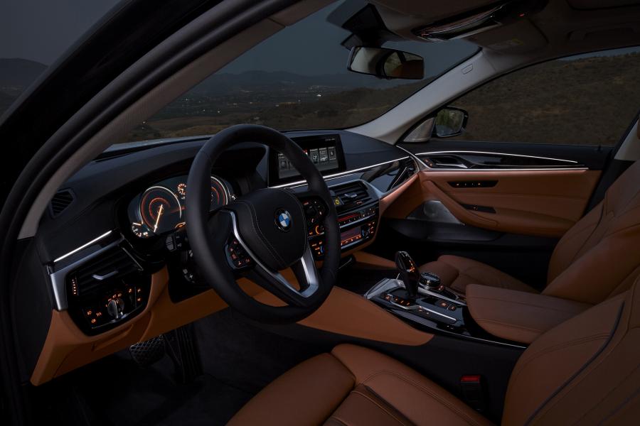 Интерьер BMW 530d xDrive Sedan Luxury Line 2017 года  (WW) (фото 56 из 61)